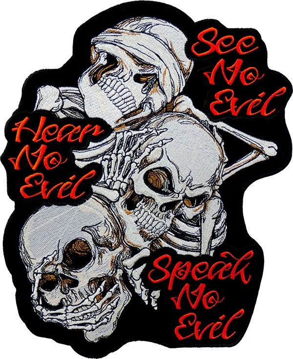 600x737 Evil Skulls Group With Items