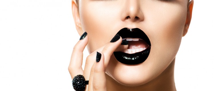 750x320 Putting On Lipstick Is An Essential Part Of My Day, Just Like