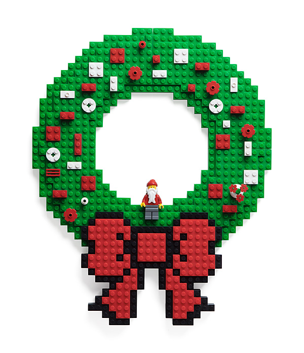 600x695 Build On Brick Holiday Wreath Thinkgeek